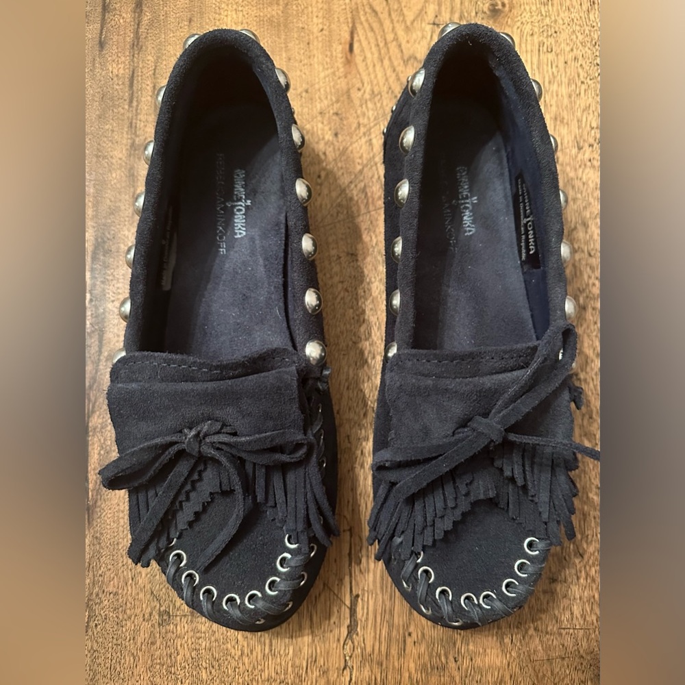 GUC Women’s Minnetonka X Rebecca Minkoff Moccasins Color Navy Size 6. - Picture 2 of 7